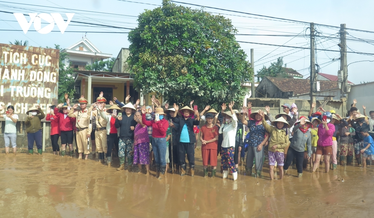 Local residents from the flood-prone locality welcome arrival of pm phuc and his entourage